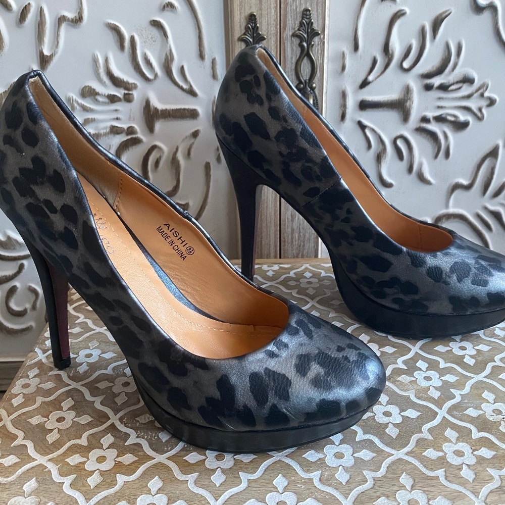🆕️ Vegan Leather Grey and Black Leopard Print heels, Size 8.5